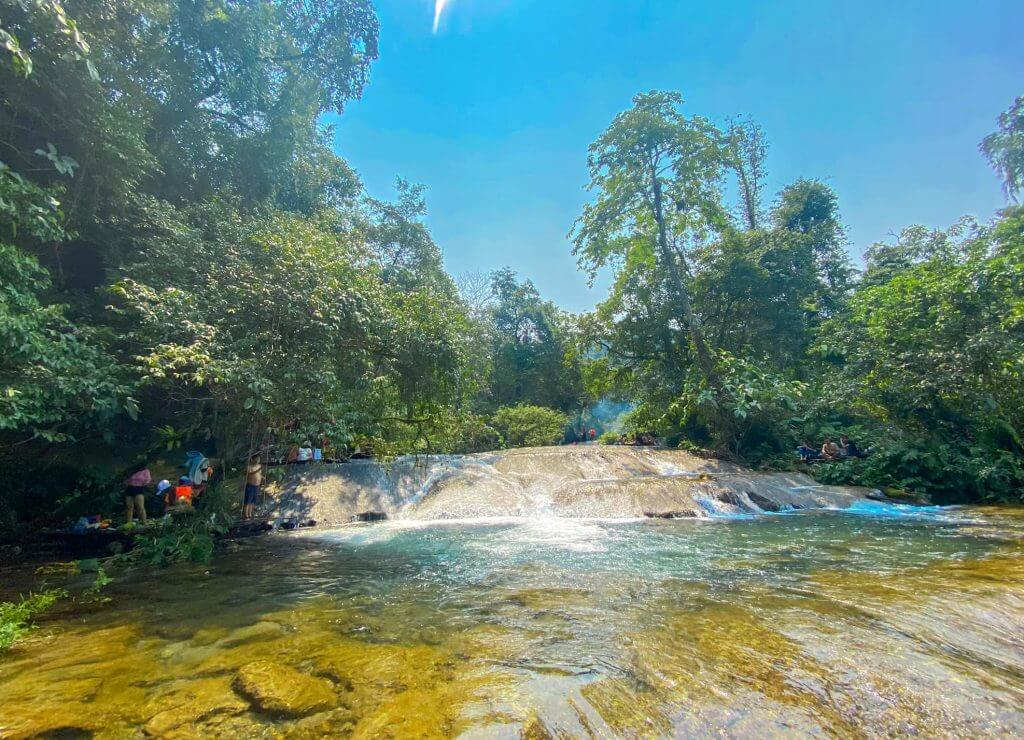 水は鏡のように透明で、底まで見える