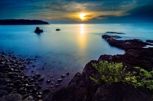 風光明媚なタック・キー・ディウ・タウの奇岩の壮大な美しさを鑑賞