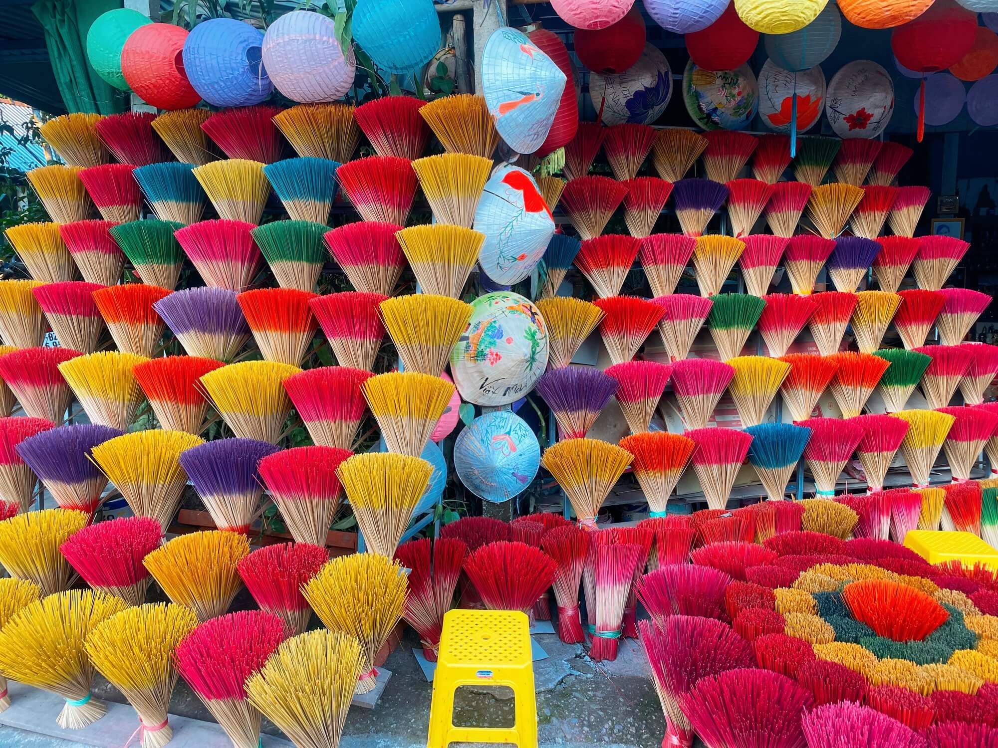 향을 만드는 과정을 배우고, 그 과정을 체험하고, 아름답고 다채로운 공간에서 체크인을 할 수 있는 곳입니다.