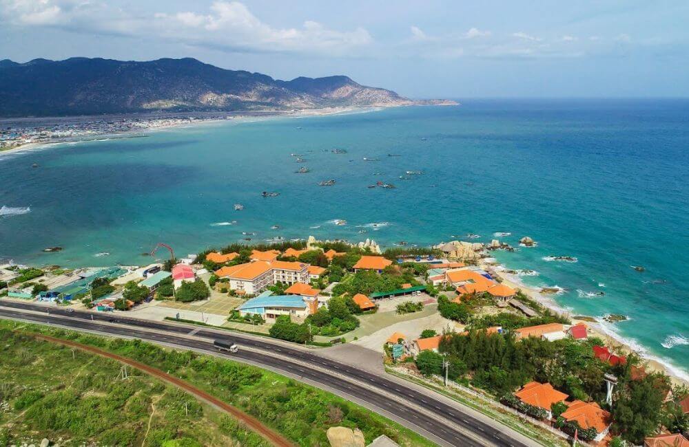 The beach curves like an attractive crescent shape, forming a "calling sea" with blue waves, sea breeze, white sand and mountains.