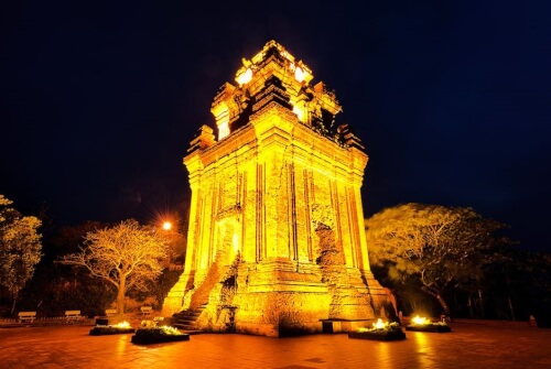 Vẻ đẹp choáng ngợp của tháp Nhạn vào ban đêm