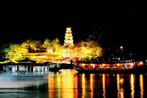 밤에 Thien Mu 탑