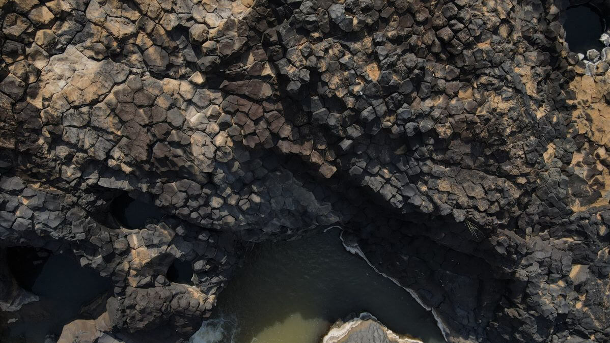 Mang Yang의 고대 돌 블록은 Ganh Da Dia Phu Yen을 연상시킵니다.