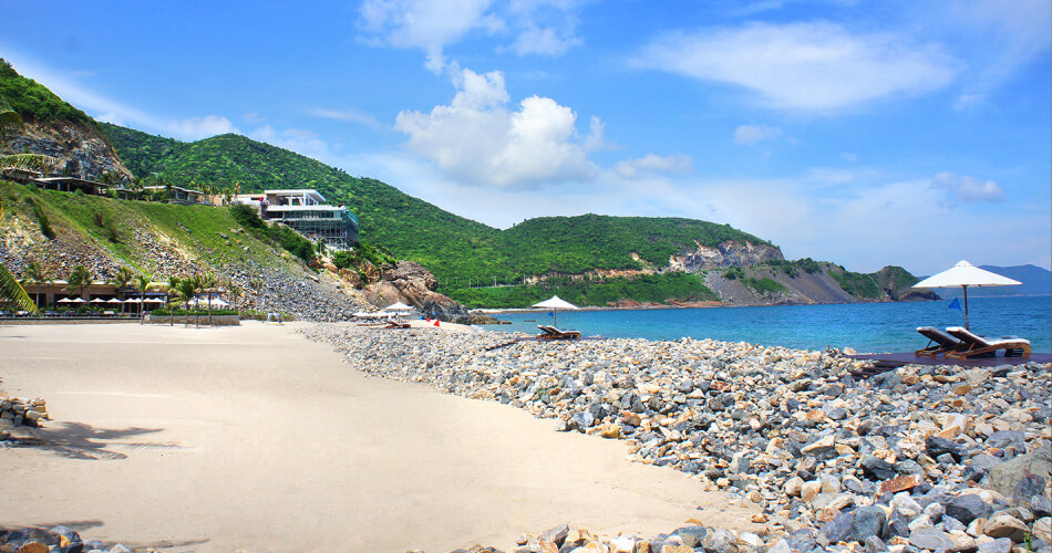 With a flat beach, fine white sand, clear blue and calm sea water, it creates an extremely beautiful and peaceful picture.