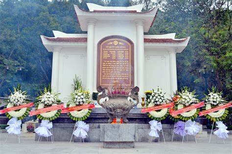 Dong Loc T-junction - 영웅을 추모하고 향을 바치는 곳