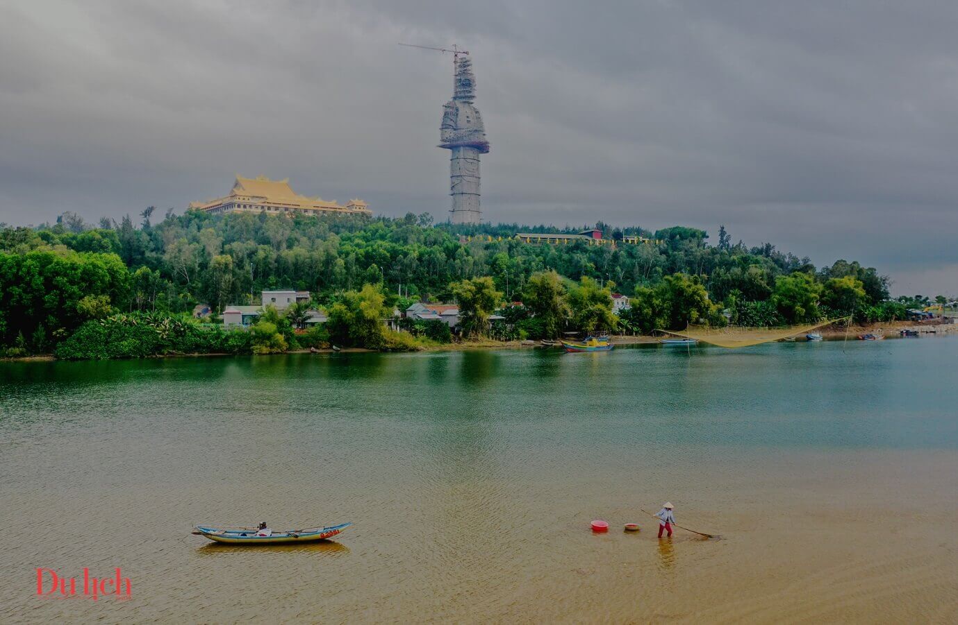 ベトナムで最も高い仏像の隣にある魅力的な風景