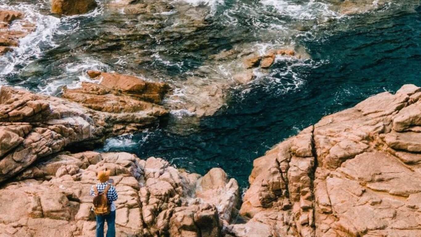 Bước Đi Trên Con Đường Giữa Biển Tại Hòn Khô