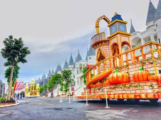 ここを訪れると、ヨーロッパ風の風景に囲まれた壮大な城を鑑賞することができます。