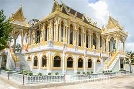 ソクチャンに戻り、鮮やかな黄色のタモンパゴダを訪れます。