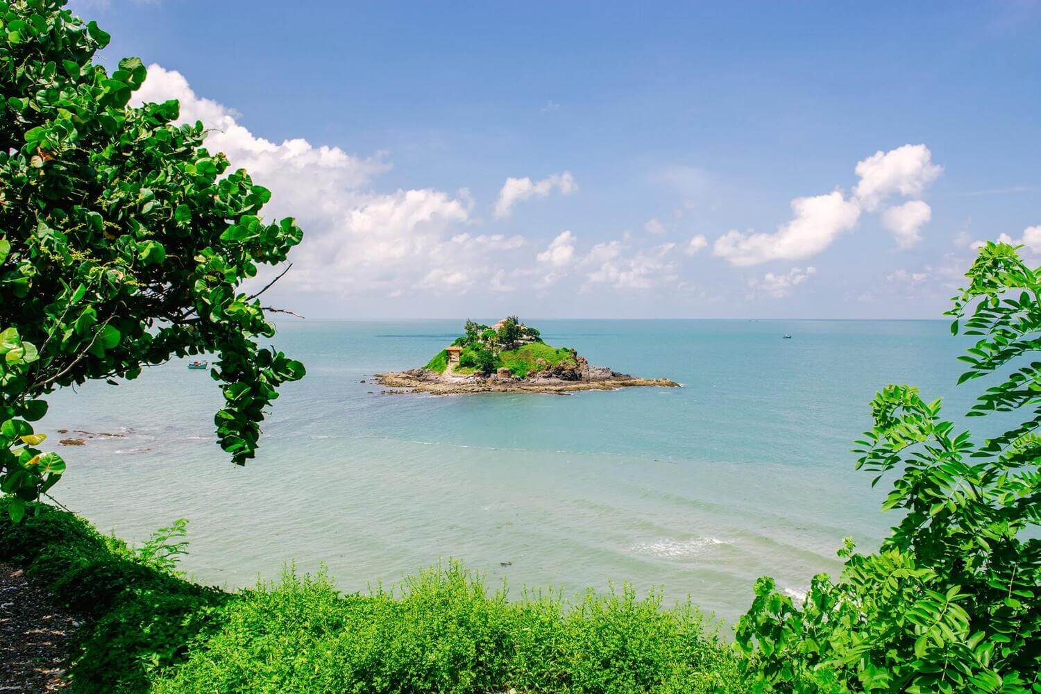 海の真ん中に浮かぶ「孤独な」ホンバ島の詩的な風景