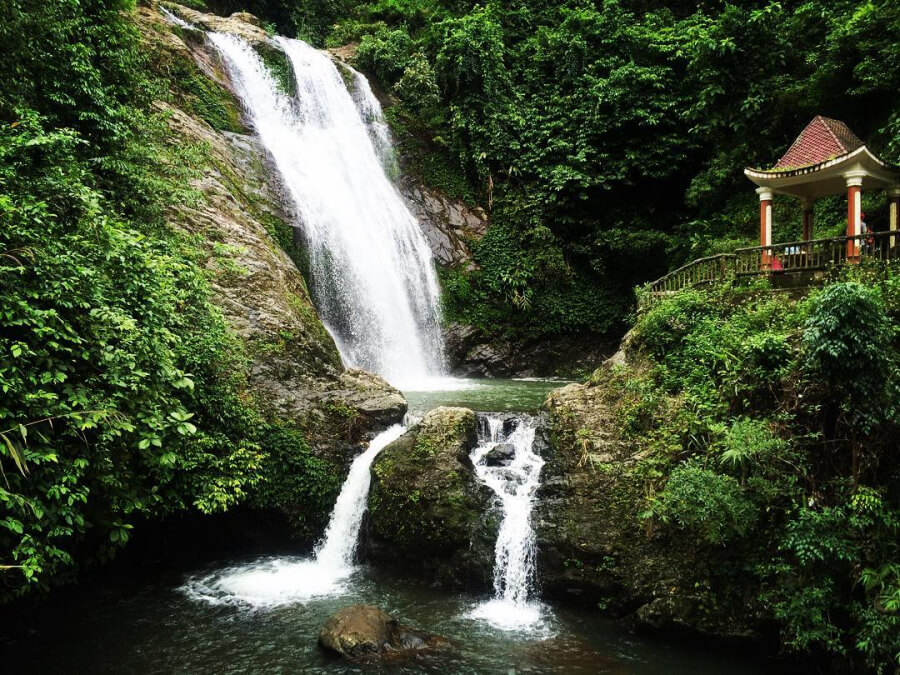 千の野生の真ん中にある9つの滝トゥソンの美しさ