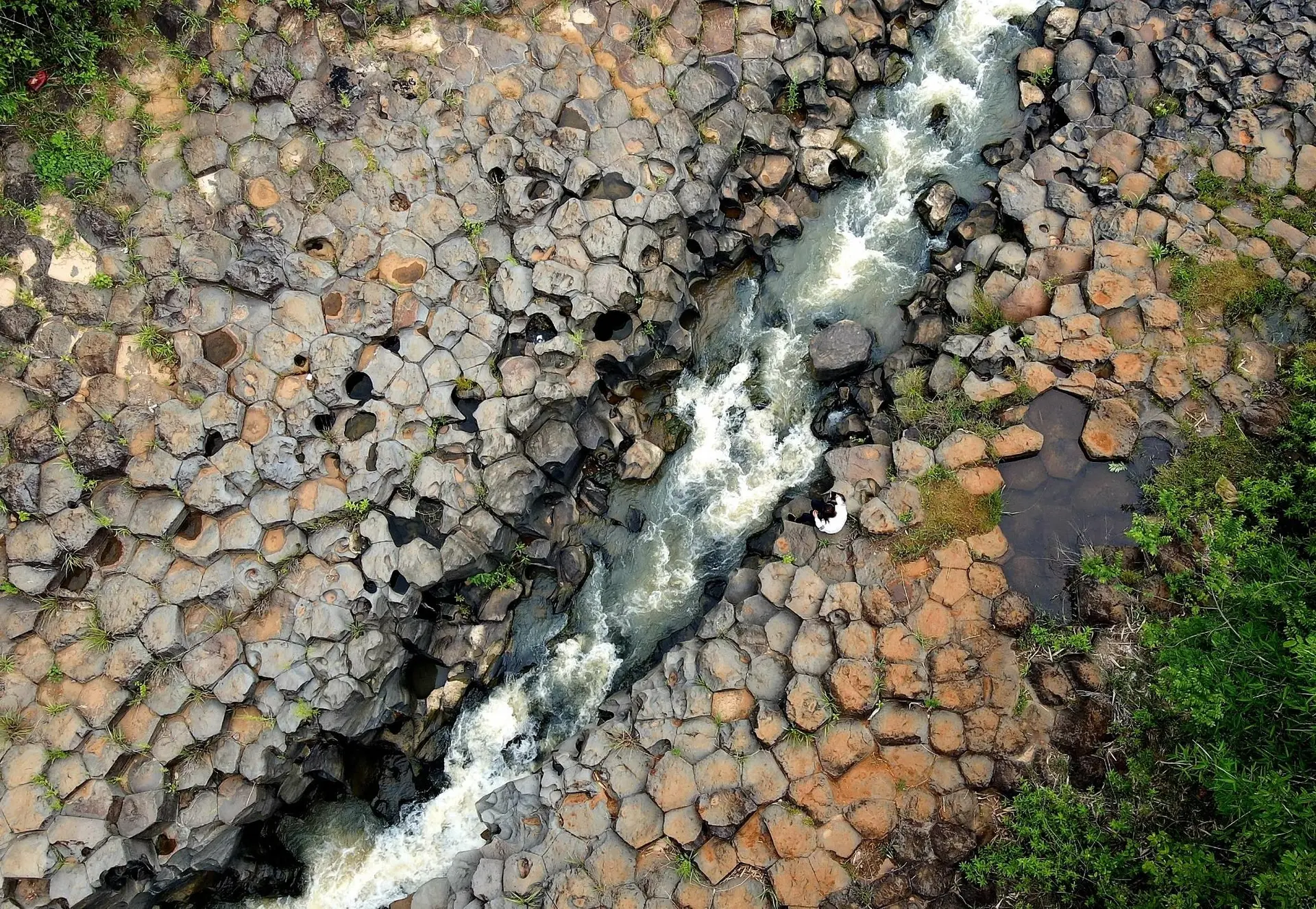 반 마을의 고대 돌 개울
