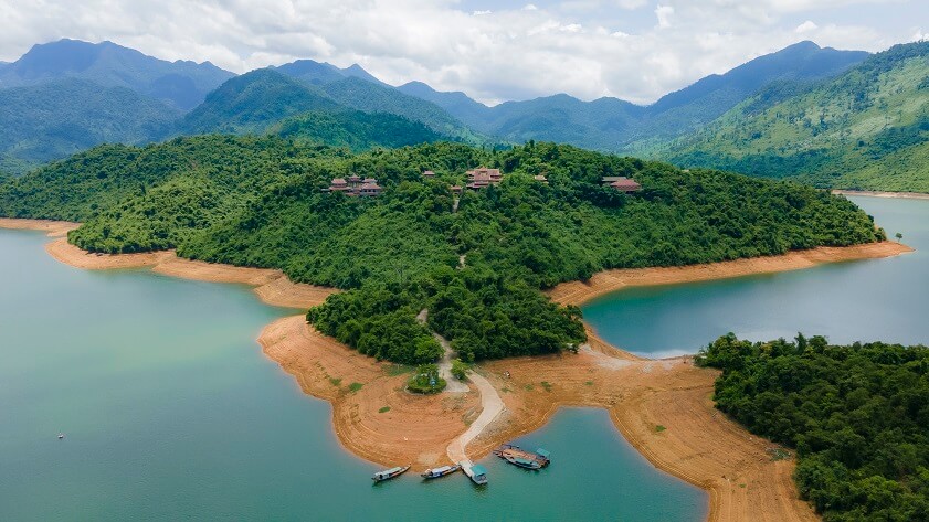 Truoi Lake는 보트 여행, 선(禪) 수도원에서 향을 바치는 것과 같은 일련의 매력적이고 재미있는 활동을 통해 매력적인 야생 자연의 아름다움을 보유하고 있습니다.