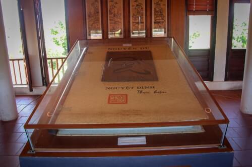 위대한 시인 Nguyen Du 기념비 - 위대한 시인의 삶과 경력을 간직한 곳