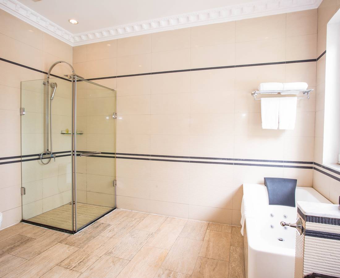 Phòng sang trọng hướng vườn