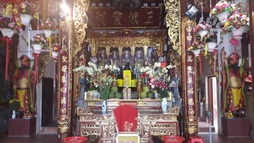 夏の神殿の内部