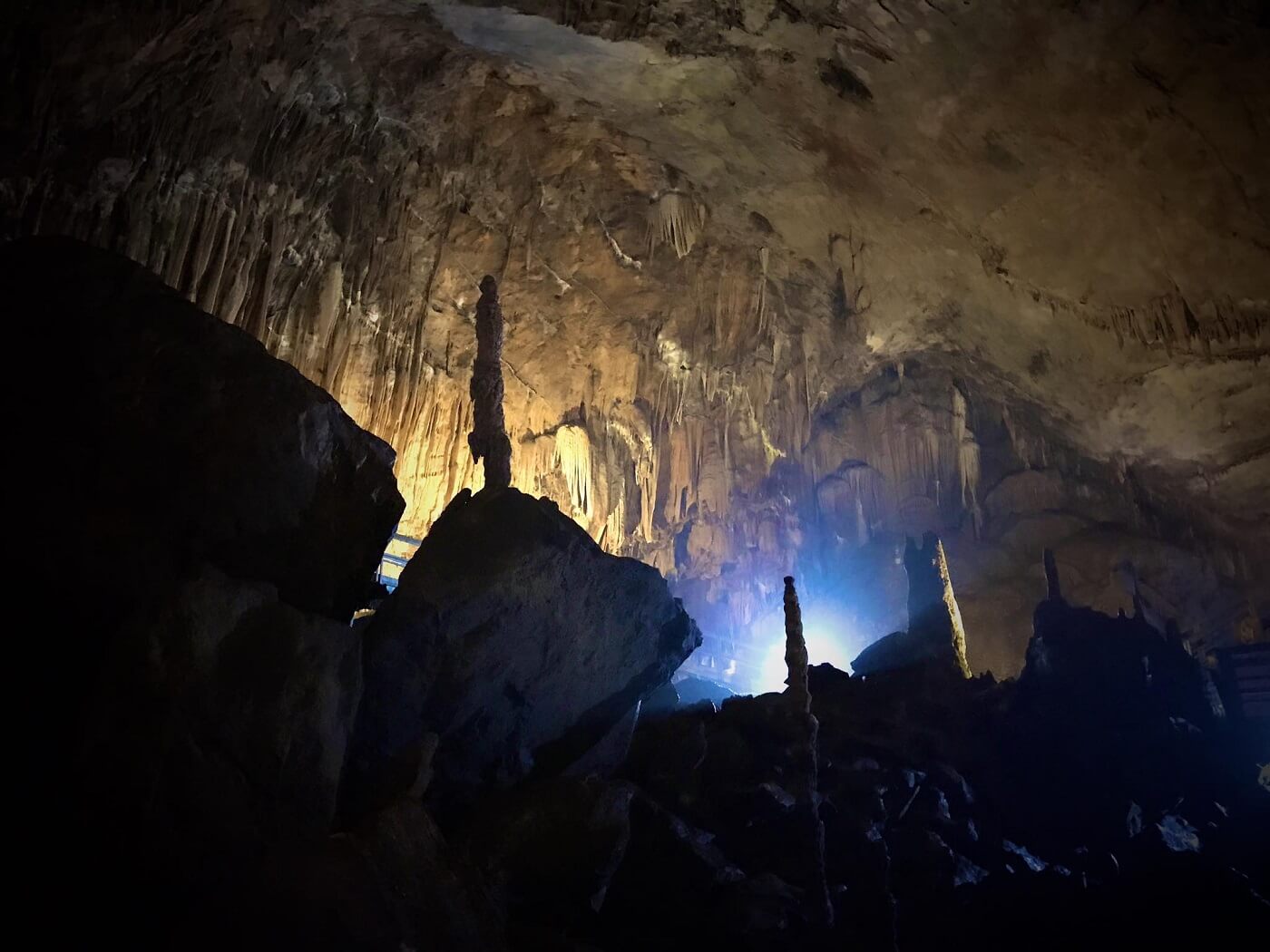 ハザンで最初の洞窟であるルンクイ洞窟はクアンバにあります。