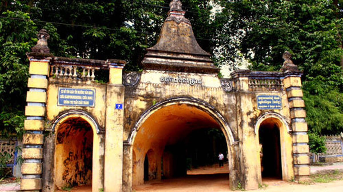 台36号線（現国道54号線）に面した西側の門が、3つの洞窟が隣接するように建てられているため、人々はよく首塔と呼んでいます。その中で、中央の門は大きな洞窟で、両側の門は2つの小さな洞窟です。