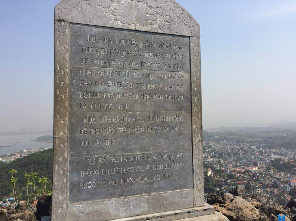 バイトー山の頂上にある歴史的な石碑は多くの若者に愛されるチェックインポイントです