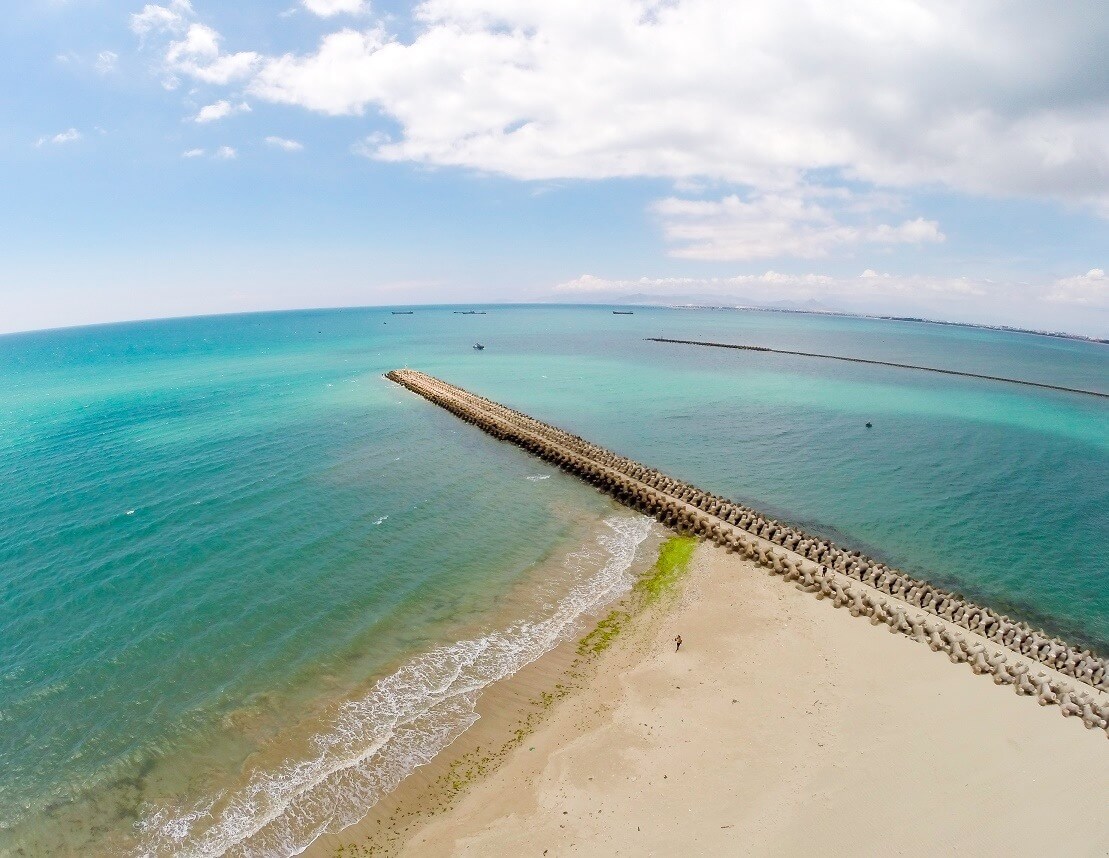 Khanh Hoi 제방은 702 Phan Rang - Binh Tien 해상 도로에 위치해 있습니다.