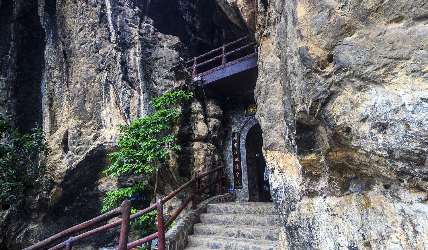 洞窟の入り口に到達するには、山のふもとから約 50 段の階段を上らなければなりません。