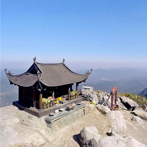 イェン トゥ山の寺院