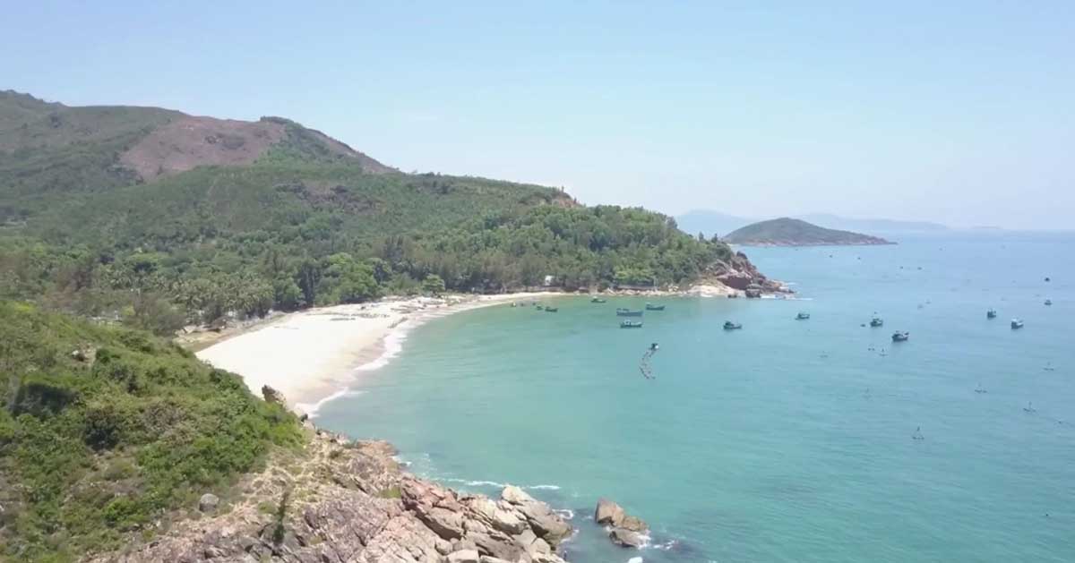 바이바우(Bai Bau)는 고운 백사장과 맑고 푸른 바다가 있는 베트남 꾸이년(Quy Nhon)시의 유명한 여행지입니다.