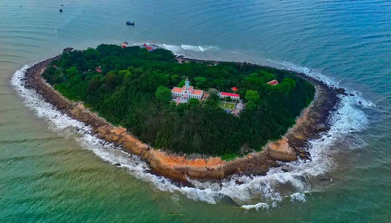 Hòn Dấu nhìn từ trên cao.