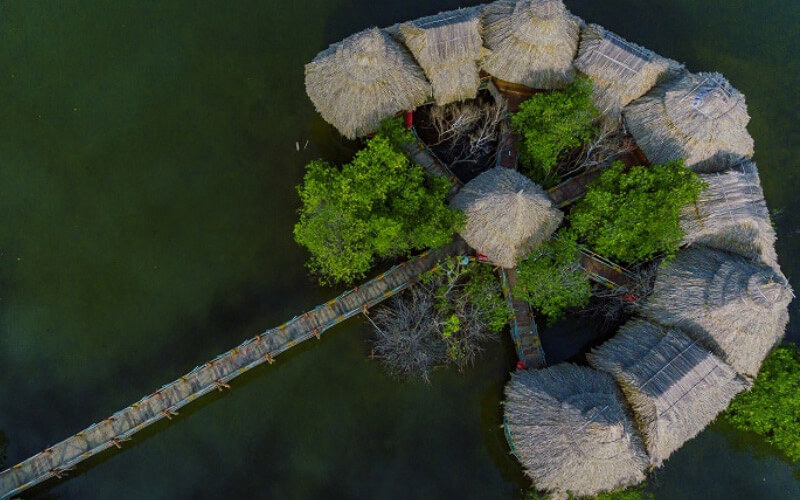 真珠島の美しい景色を探索しながら、訪問者はリゾートのリーフハットでリラックスしたり、家族や友人と楽しんだりできます。