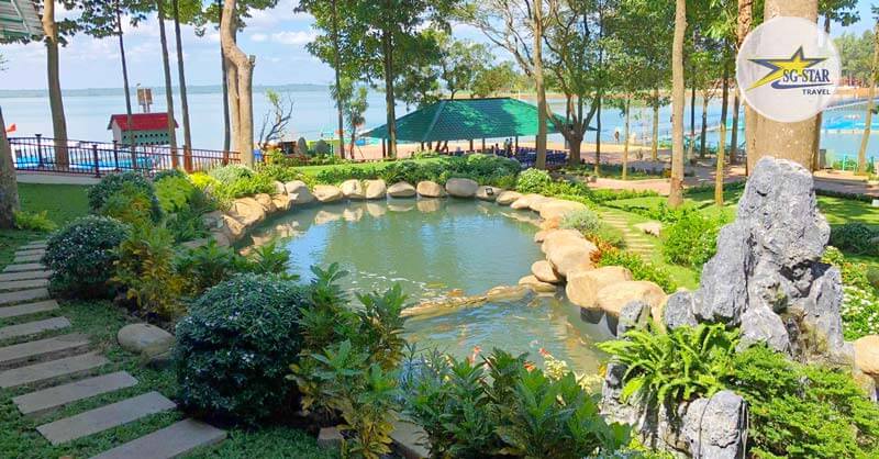 イーグル島観光エリアは、咲き誇る花々、緑豊かな木々、そして非常に魅力的な清々しい湖面など、素晴らしい自然景観を有しています。