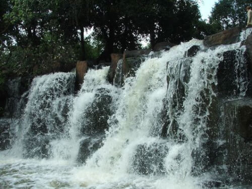 立っている滝 - ビンズオンの美しい塔