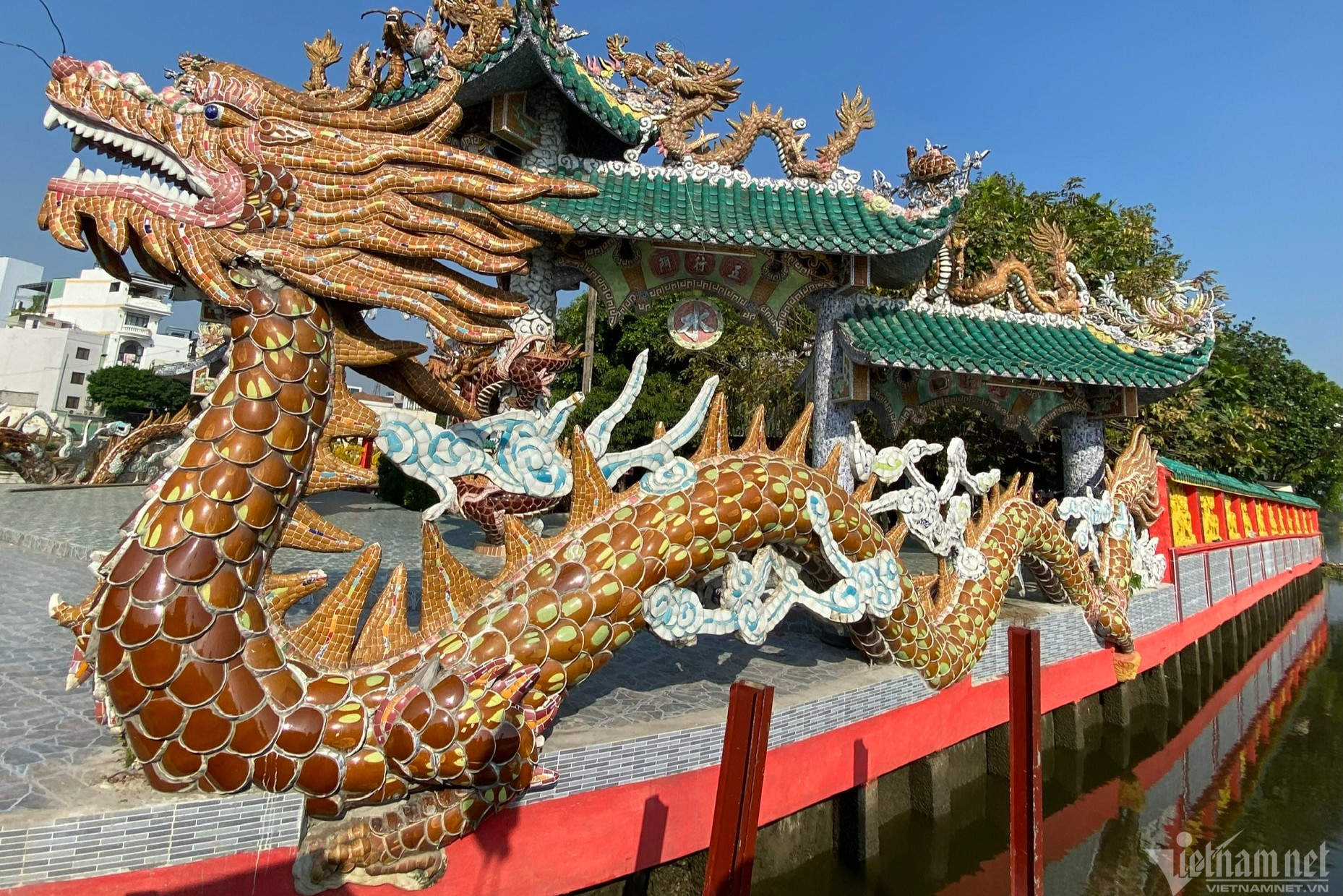 春の旅、ホーチミン市の川の真ん中に100匹以上の龍がうねる神聖な寺院へ