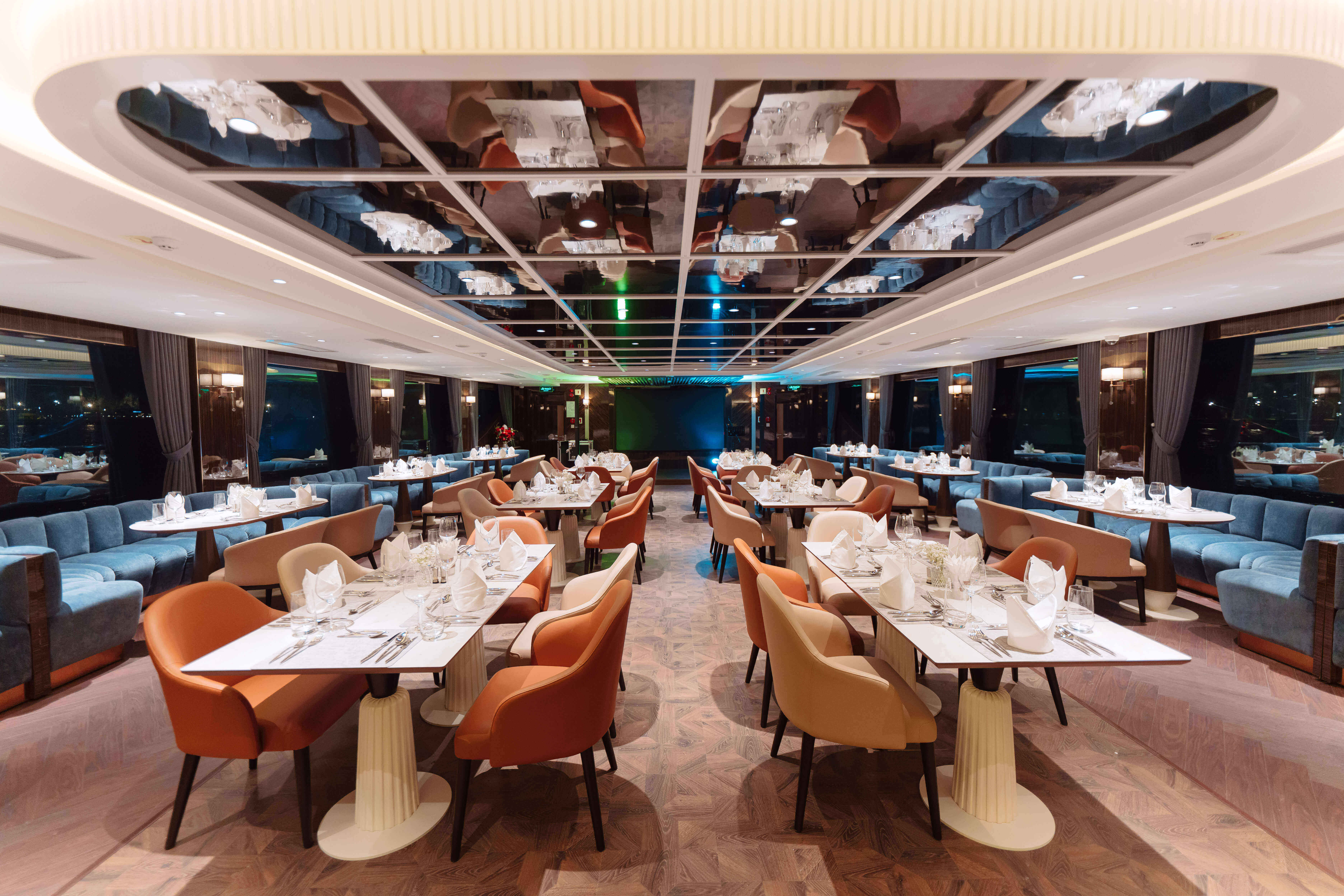 SAQUILA YACHT DINING 5*