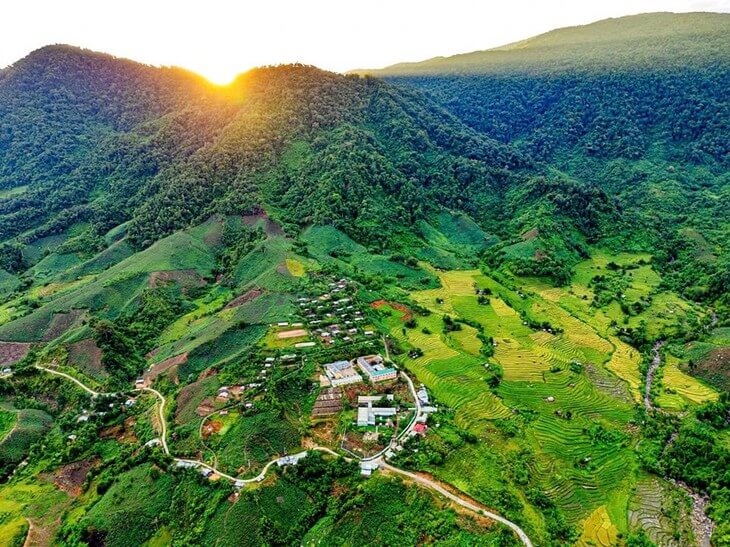 コントゥム、クアンナム、クアンガイ、ザライの 4 つの省にまたがるゴック リン山は、ゴック リン リエン ソンとしても知られ、チュオンソン山脈の中で最も高く、最も巨大な山の 1 つです。