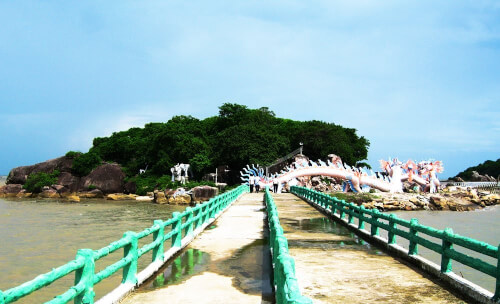 Ca Mau Silver Stone は、Ca Mau の有名なアトラクションです。