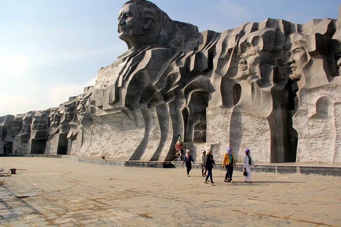 마더 투 기념물