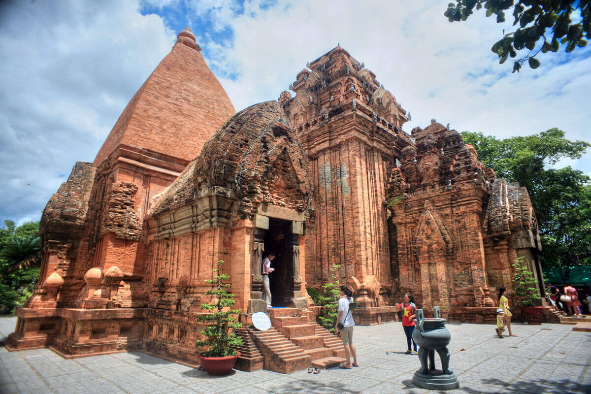 Khám Phá Tháp Bà Ponagar Nha Trang: Di Tích Lịch Sử Vùng Đất Cham Pa