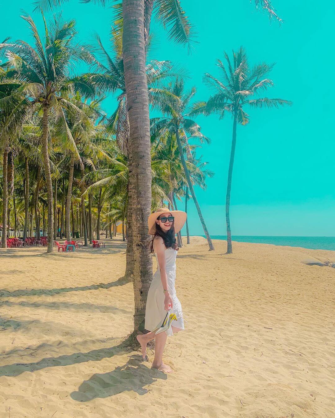 Nơi đây nổi tiếng với vẻ đẹp hoang sơ, đường bờ cát trắng mịn mênh mông, những hàng dừa thẳng tắp nghiêng mình ra biển.