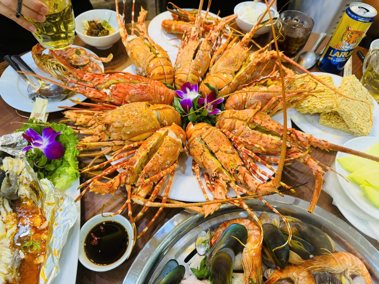 버터를 곁들인 구운 랍스터.