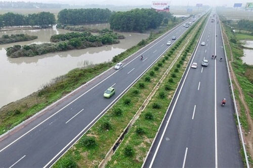 高速道路の両側に美しい色彩が広がる 12兆VND