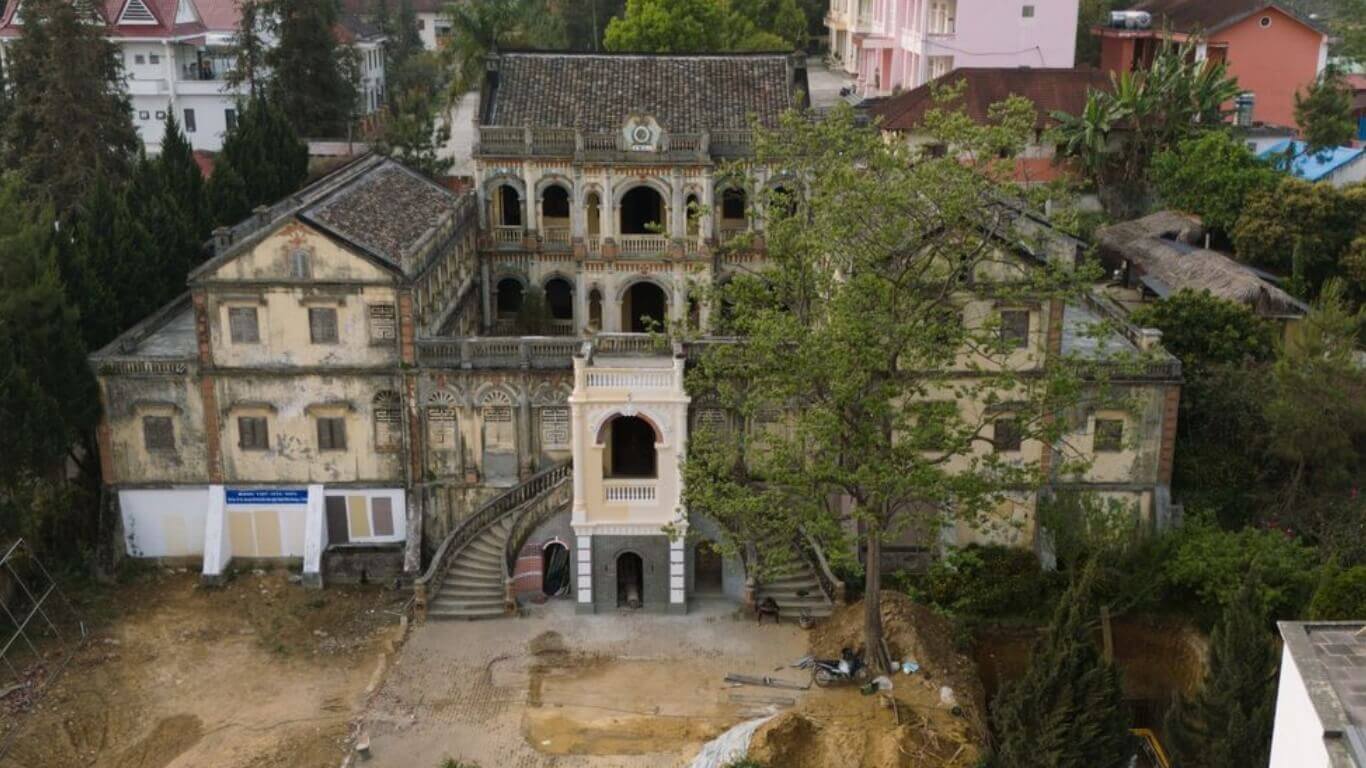 Khám Phá Dinh Thự Hoàng A Tưởng: Bí Ẩn Giữa Cao Nguyên Trắng