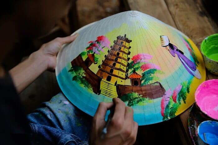 푸캄 모자(Phu Cam Hat) 마을은 모자 가장자리에 고대 수도의 표시가 그려져 있는 곳입니다.