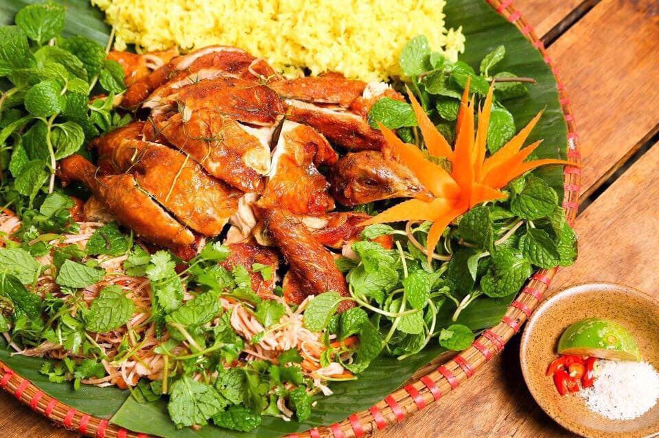 Gà quay Góc Quê kèm xôi và nộm