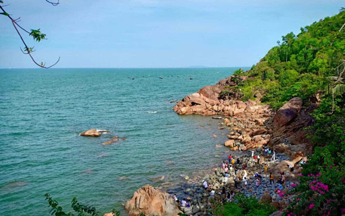 Tương truyền, các nàng tiên thường rủ nhau xuống đây dạo chơi, ngắm cảnh. Vì vậy, cái tên “Tiên Sa” đã được đặt cho nơi này.