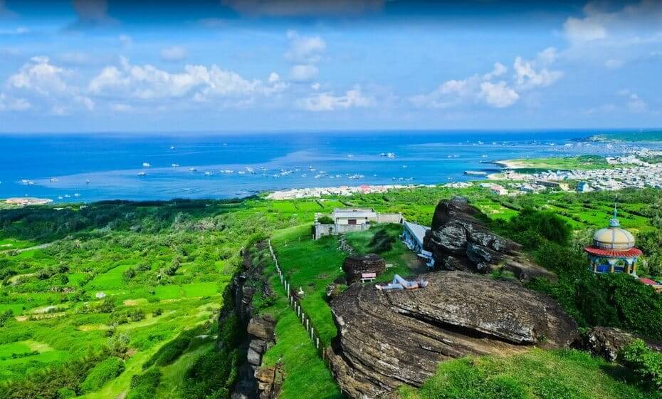 Cao Cat Mountain is one of the landmarks located on Phu Quy island, Binh Thuan province. The mountain is about 106m high above sea level and is where the sacred pagoda is located - Linh Son ancient pagoda.