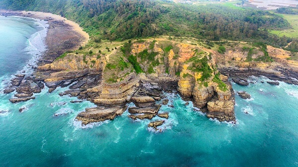 町から約 3 km のところにあるカウミーコトー ロック ビーチは、海に突き出た山で、別名モンロン ロック ビーチとも呼ばれています。