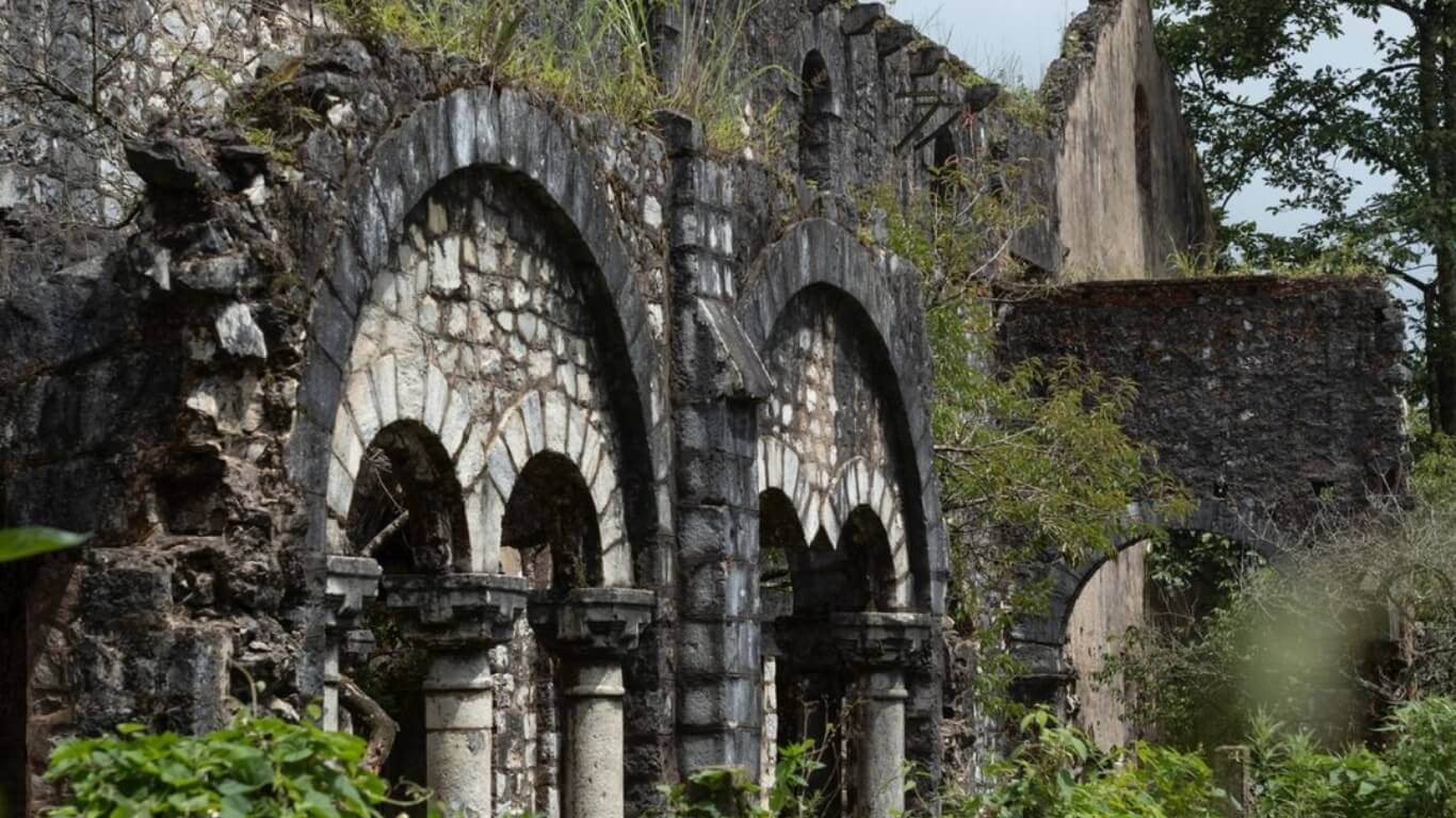 Vẻ Đẹp Ma Mị Và Những Câu Chuyện Ly Kỳ Tại Tu Viện Tả Phìn