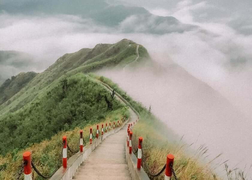 山腹の曲がりくねった道。