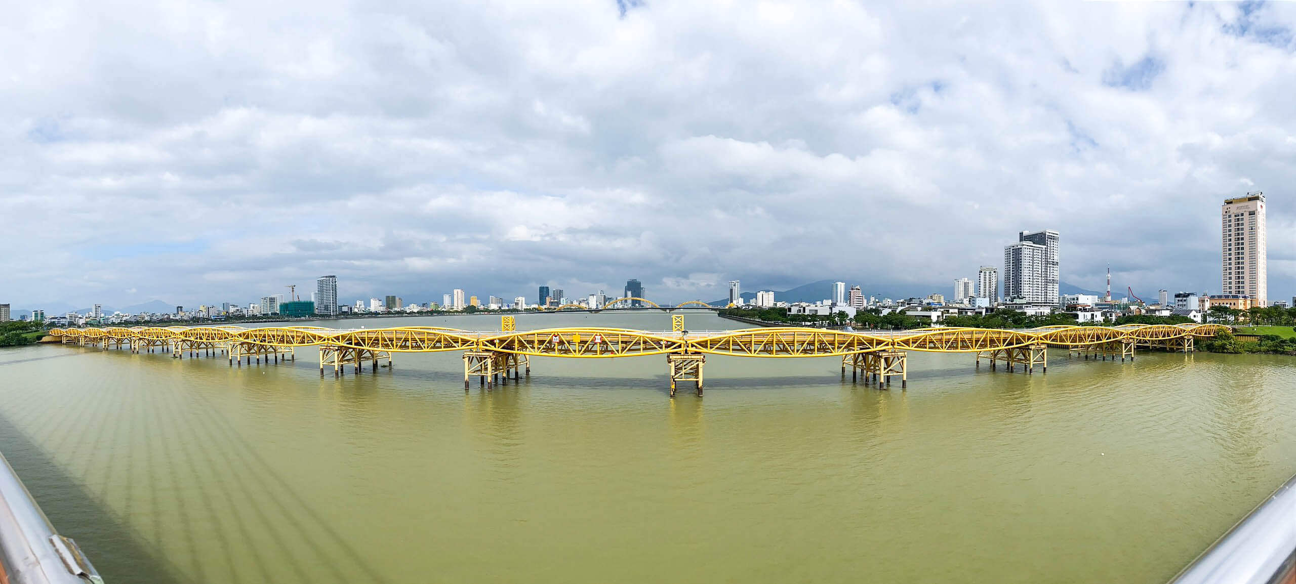 ダナン最古の橋の独特の美しさが夜の観光地になりつつある