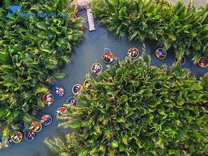 クアンガイ市の中心部にある緑豊かなウォーターココナッツの森を探索